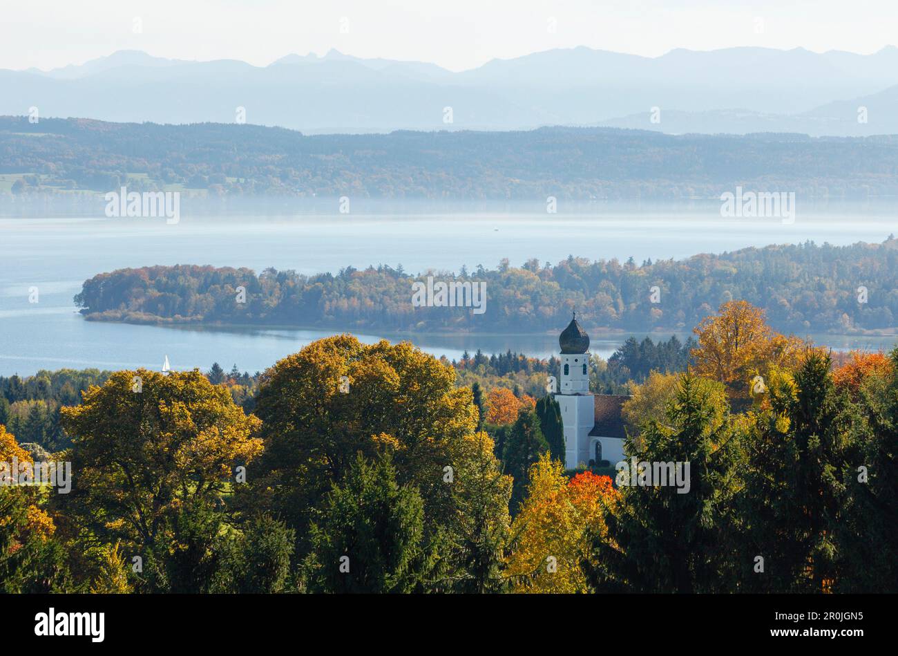 Vue d'Ilkahoehe à travers le lac Starnberg jusqu'aux alpes, automne, chapelle avec tour en forme d'oignon, près de Tutzing, région de Starnberg cinq lacs, Starnberg, B Banque D'Images