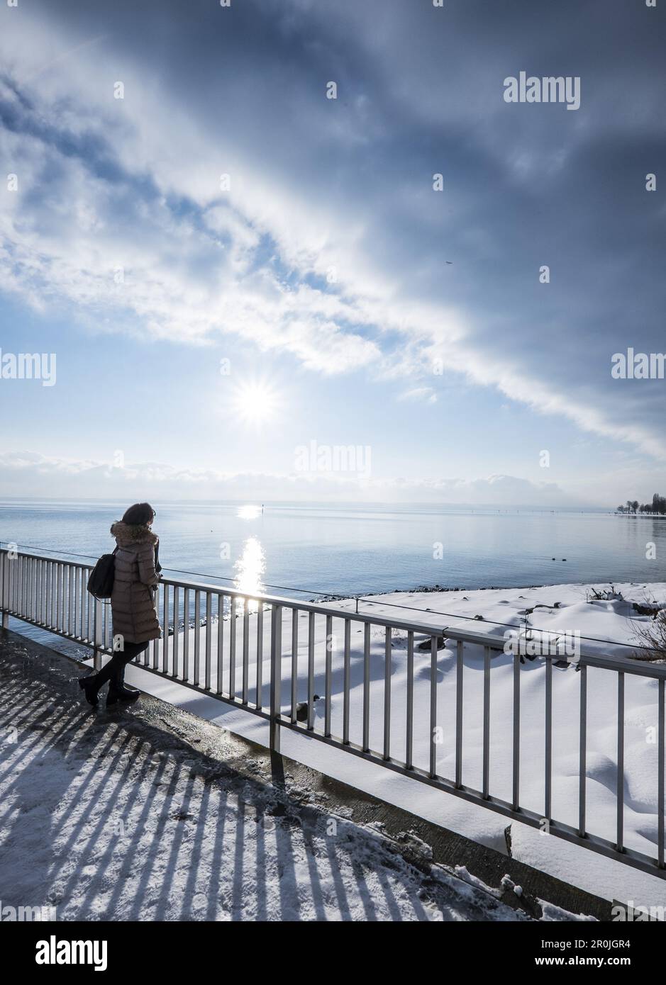 Vue d'hiver sur le lac Bodensee à Immenstaad, lac de Constance, Bade-Wurtemberg, Allemagne du Sud, Allemagne Banque D'Images