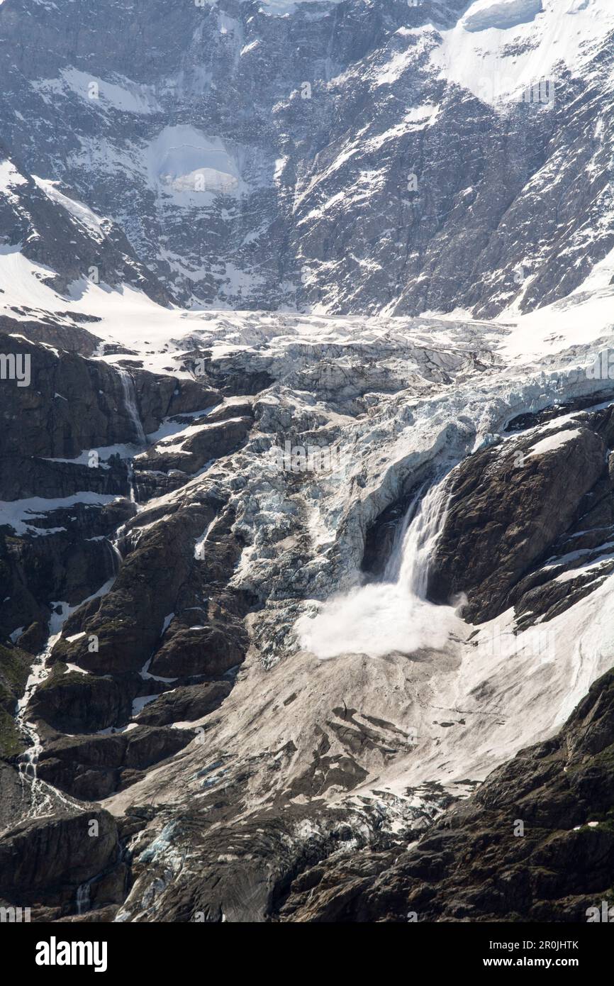 Séracs tombant provoquant une avalanche de glace dans le glacier Eismeer, anciennement connu sous le nom d'Unterer Grindelwaldgletscher, Alpes bernoises, canton de Berne, Banque D'Images