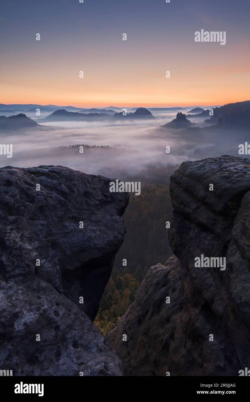 Vue de Gleitmannshorn sur le petit Zschand à l'aube avec des rochers en premier plan, Kleiner Winterberg, Parc National Saxon Suisse, Saxe, Ger Banque D'Images