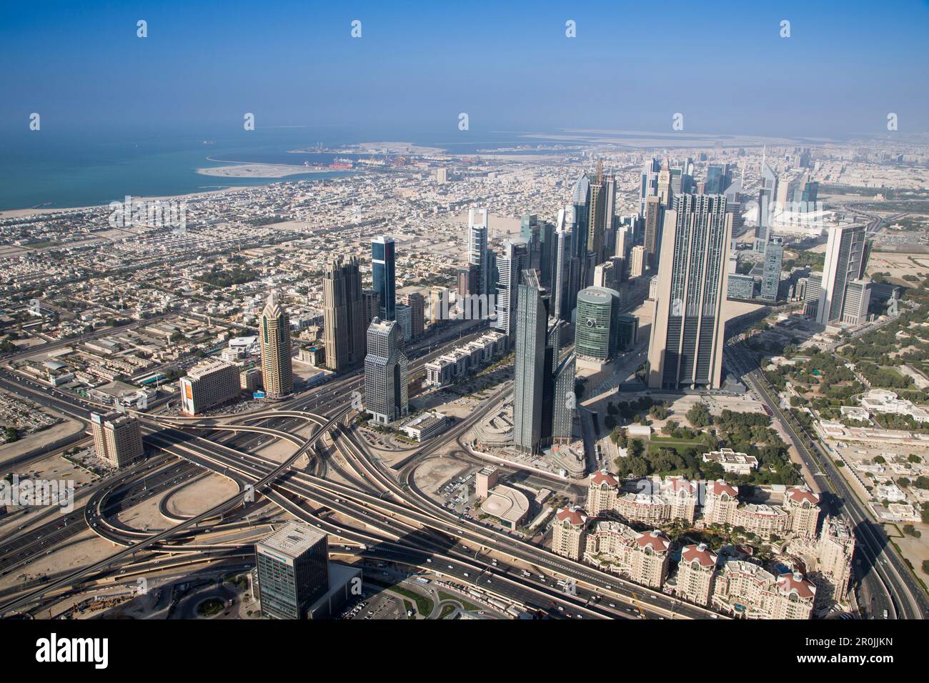 Vue panoramique depuis la terrasse d'observation Top au niveau 124 de la tour Burj Khalifa, Dubaï, Dubaï, Émirats arabes Unis Banque D'Images