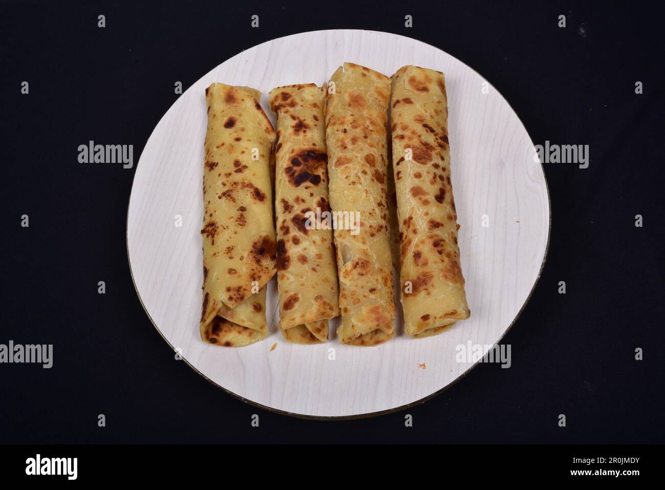 African Chapati roule sur fond noir Banque D'Images