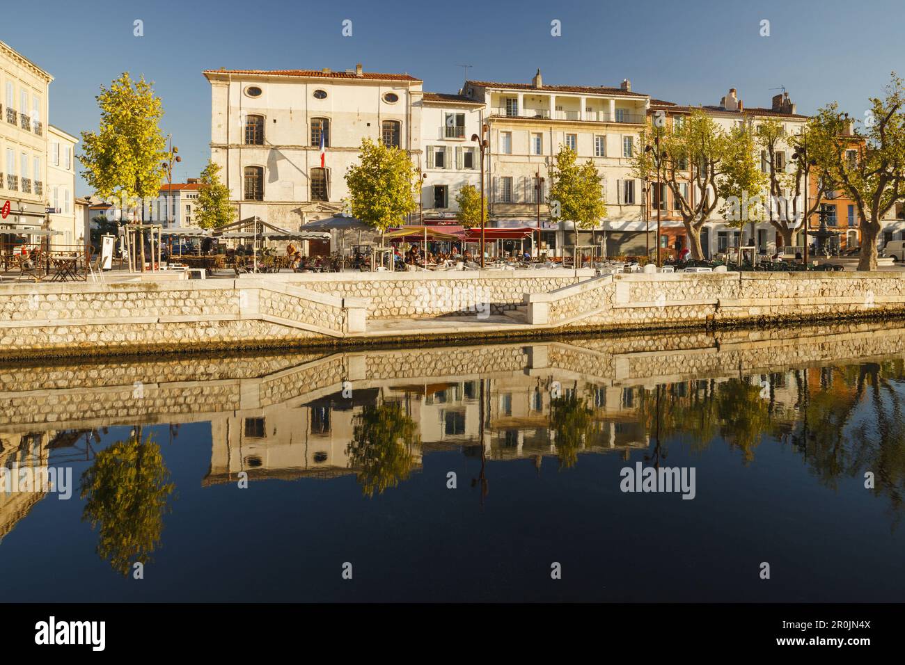 Rue cafés et restaurants au port, Martigues, ville portuaire à l'Etang de Berre, Bouches-du-Rhône, Mer méditerranée, Provence, France, Europe Banque D'Images