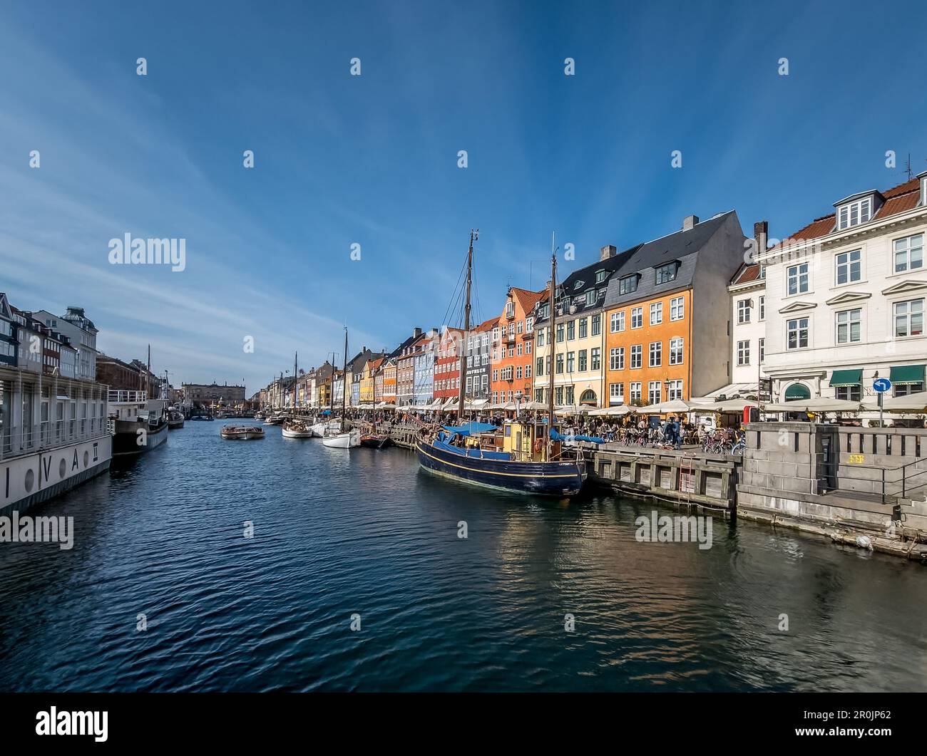 Vue sur Nyhavn, un quartier de 17th siècles au bord de l'eau, sur les canaux et sur les divertissements à Copenhague, au Danemark. Doublé de couleurs vives 17th et début du 18th siècle Banque D'Images