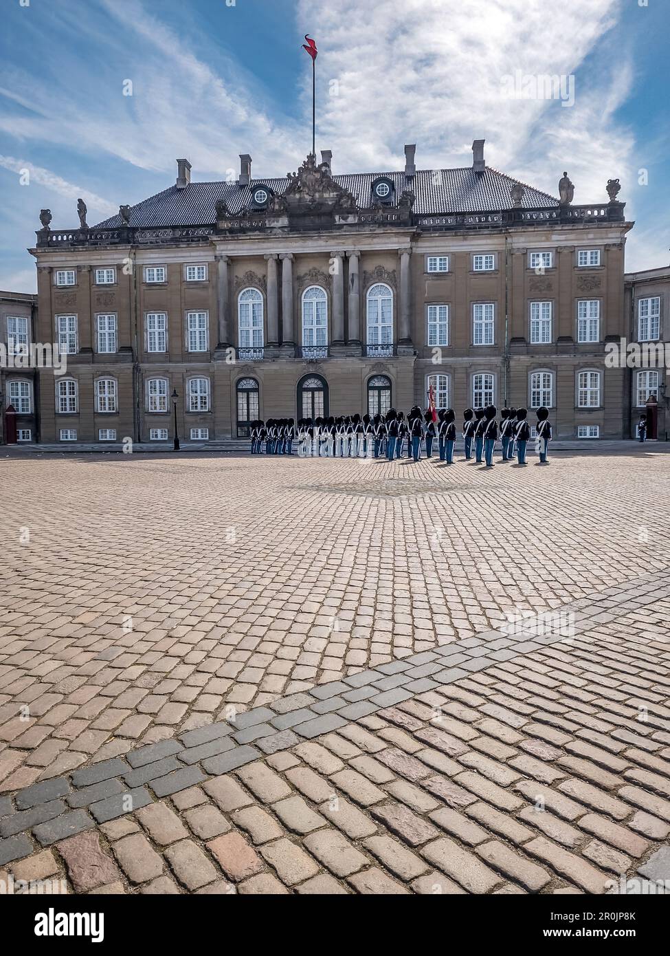 Garde royale danoise en uniforme bleu devant Amalienborg à Copenhague Banque D'Images