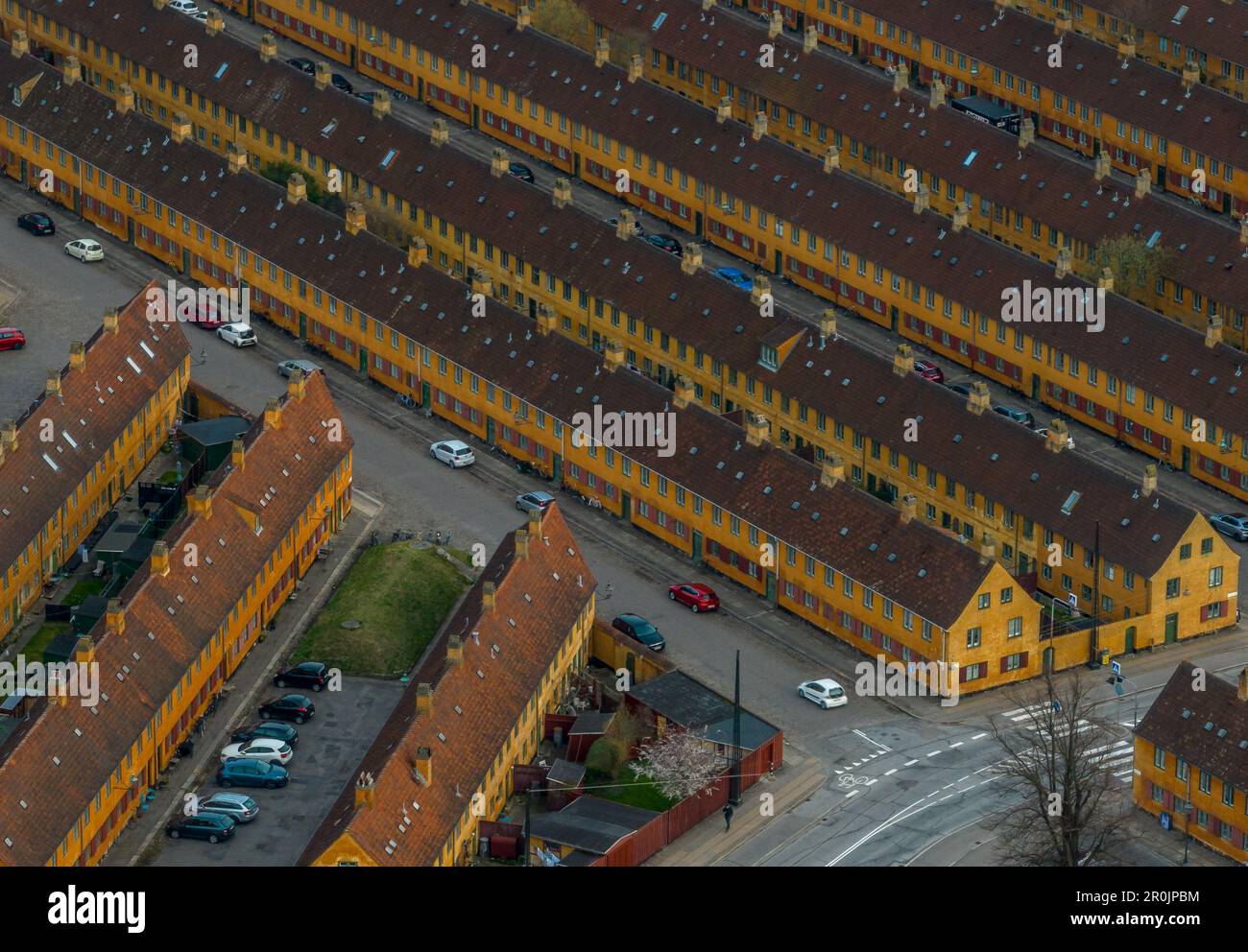 Vue aérienne des rangées de maisons jaunes de Copenhague construites pour le personnel militaire Banque D'Images