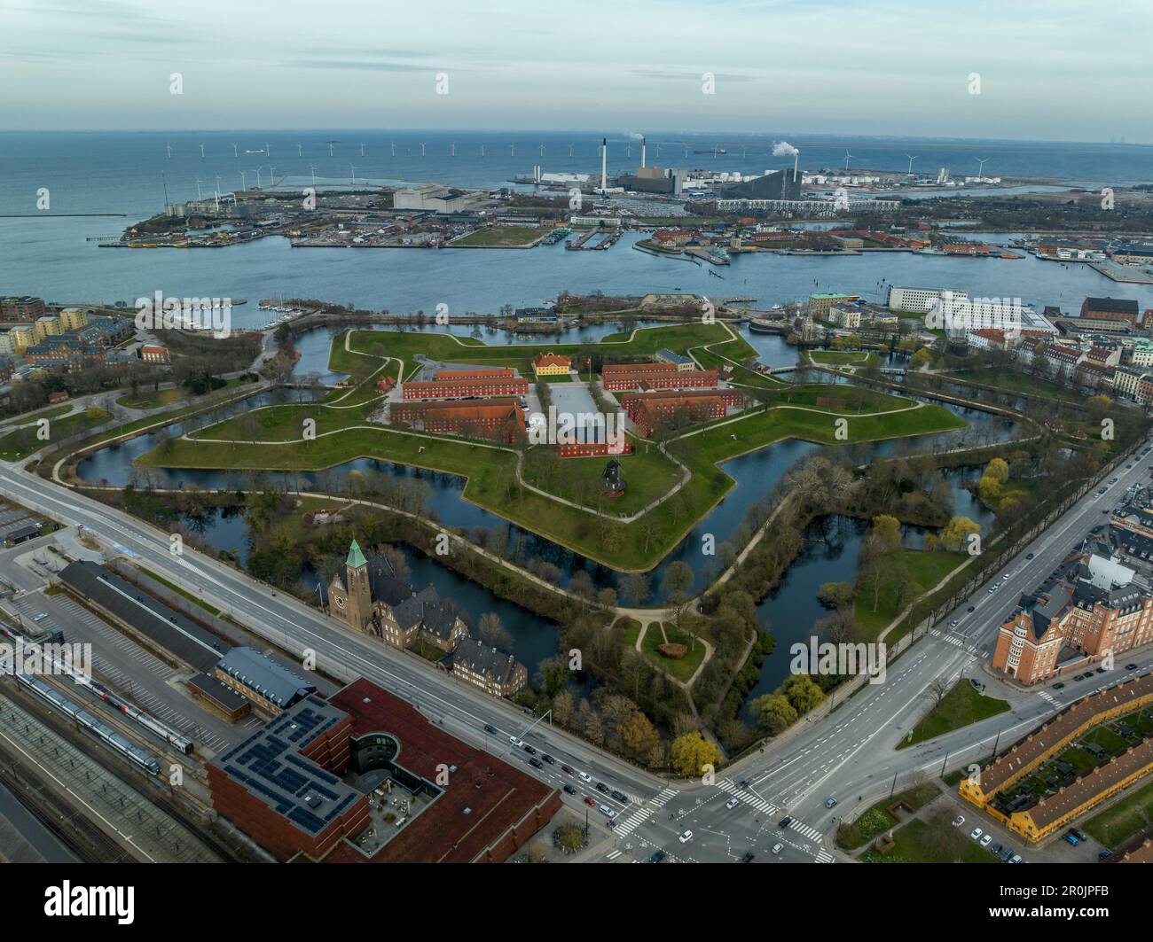 Vue aérienne des bastions polygonales et des douves remplies d'eau protégeant le fort Kastellet en forme d'étoile de Copenhague Banque D'Images