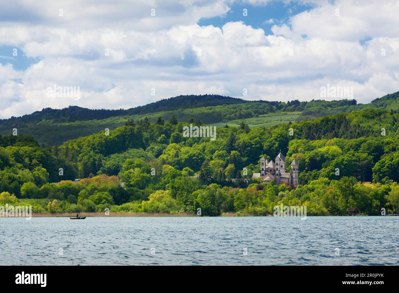 Vue sur Laacher Voir à Maria Laach monastère, Eifel, Rhénanie-Palatinat, Allemagne Banque D'Images