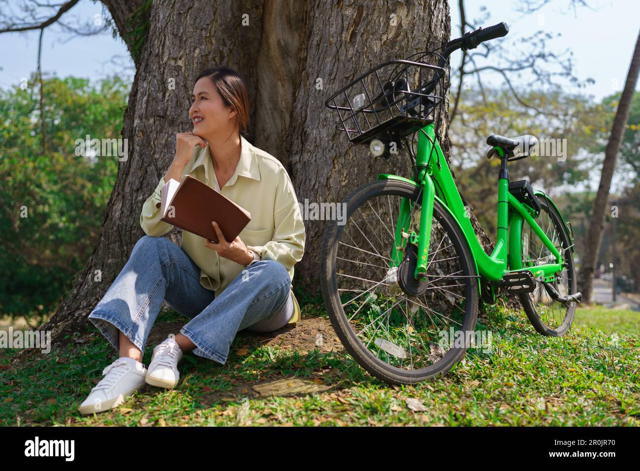 Femmes tenant un livre et regardant la vue tout en étant assis sur l ...