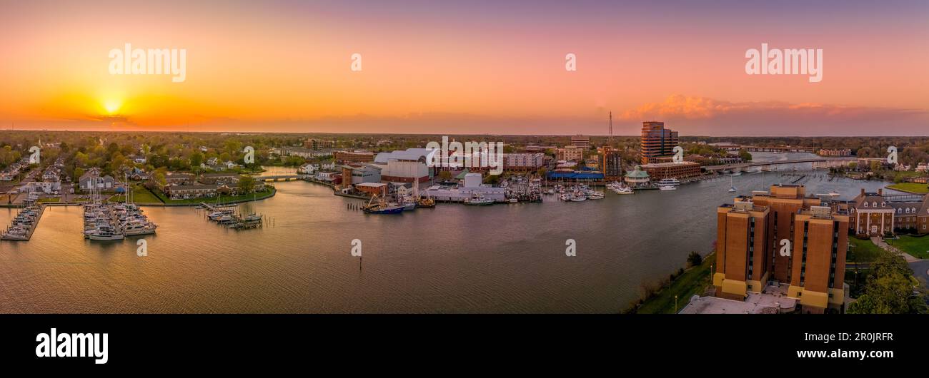 Superbe coucher de soleil coloré sur Hampton Virginia avec vue sur le port et le centre des sciences de l'air Banque D'Images
