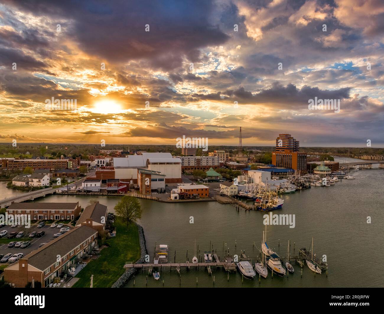 Superbe coucher de soleil coloré sur Hampton Virginia avec vue sur le port et le centre des sciences de l'air Banque D'Images