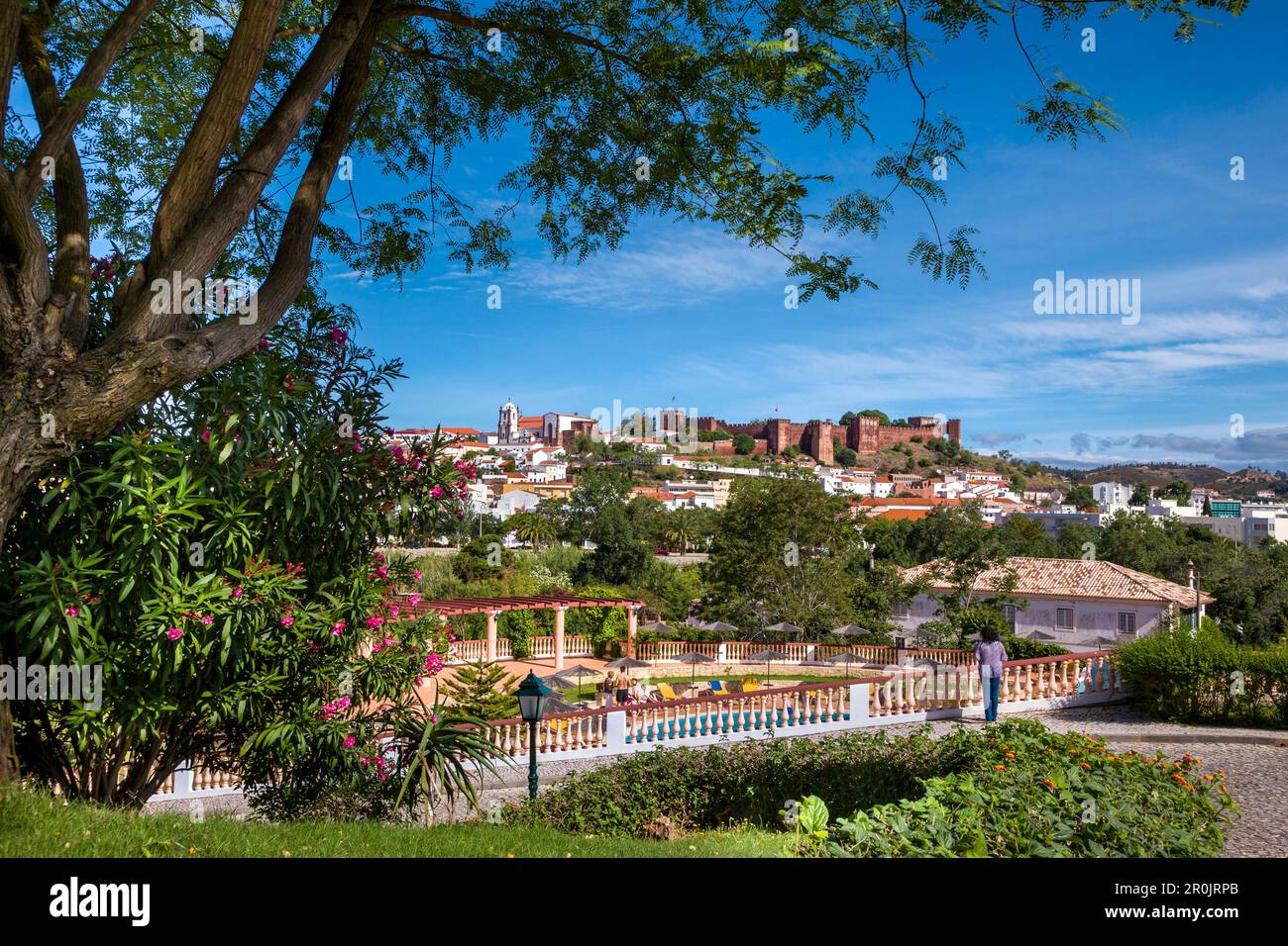 Vue vers la vieille ville, château et cathédrale, Silves, Algarve, Portugal Banque D'Images