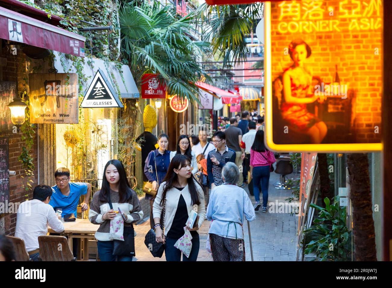 Jeunes, Tianzifang, zone d'art et d'artisanat, visiteurs dans la rue, magasins, rue commerçante, zone de concession française, Shanghai, Chine, Asie Banque D'Images