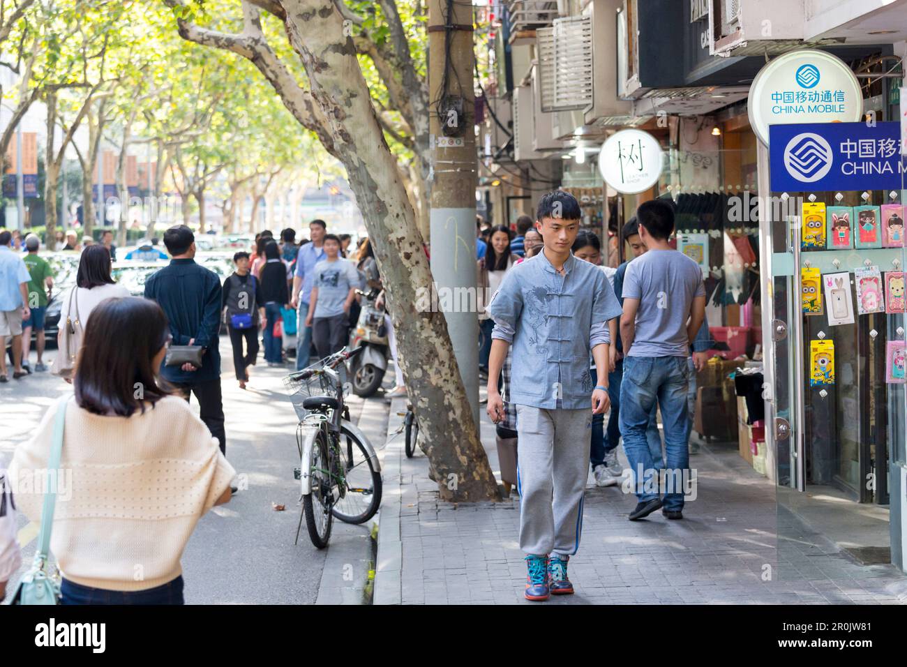 Tianzifang, jeune homme, magasin mobile de Chine, platanes, rue commerçante, Région de la concession française, Shanghai, Chine, Asie Banque D'Images