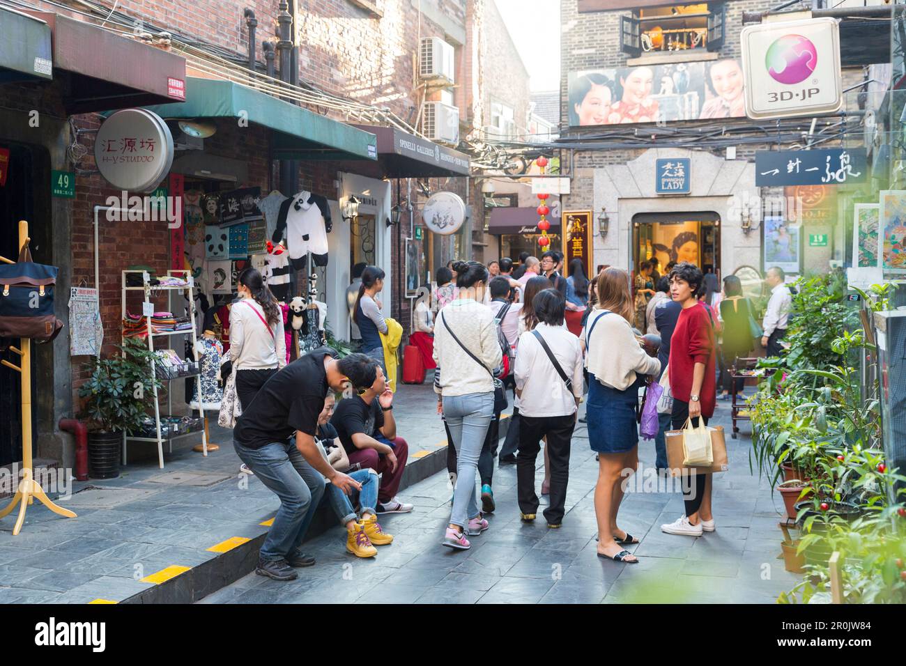 Jeunes, Tianzifang, zone d'art et d'artisanat, visiteurs dans la rue, magasins, rue commerçante, zone de concession française, Shanghai, Chine, Asie Banque D'Images