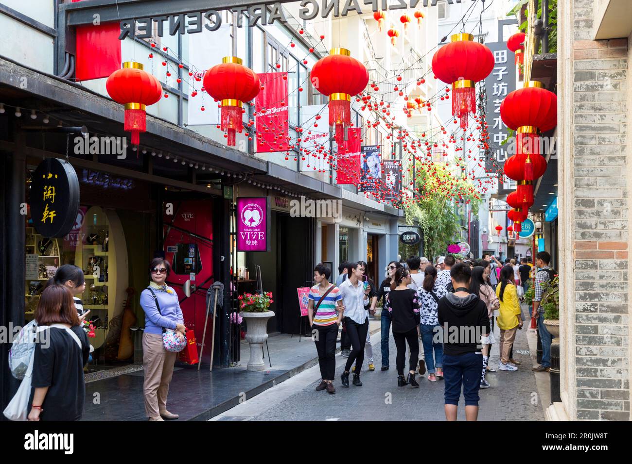 Tianzifang, secteur de l'art et de l'artisanat, visiteurs dans la rue, magasins, lanternes rouges, rue commerçante, Région de la concession française, Shanghai, Chine, Asie Banque D'Images