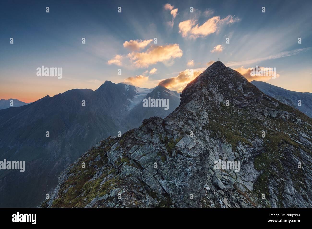 Vue depuis les montagnes Pfunderer en direction de la montagne Hochfeiler et une partie de la frontière entre l'Italie et l'Autriche, juste avant le lever du soleil, Banque D'Images