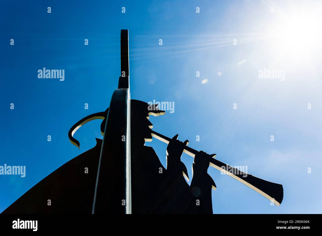 Silhouette du rat-attrape, picheuse à pied de Hamelin, figure contre la lumière du soleil, Hamelin, Weserbergland, Basse-Saxe, Allemagne Banque D'Images