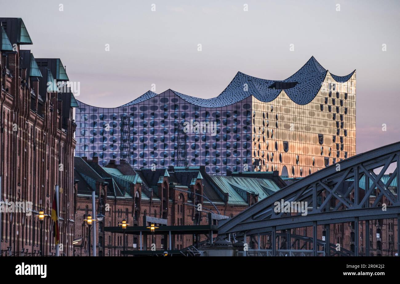 Hamburgs nouvelle Elbphilharmonie et anciennes maisons de commerce au crépuscule, architecture moderne à Hambourg, Hambourg, Allemagne du nord Banque D'Images