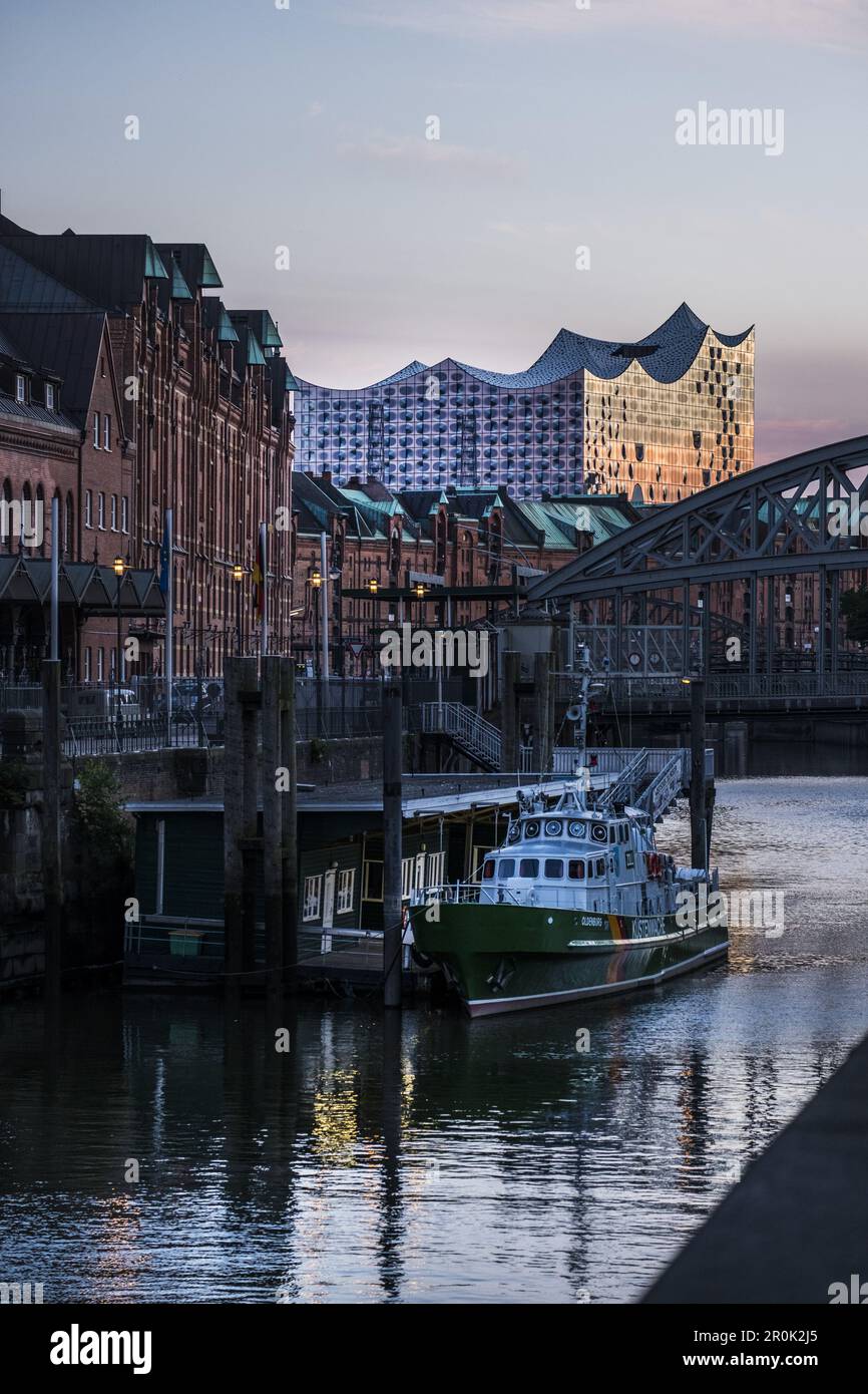 Hamburgs nouvelle Elbphilharmonie et anciennes maisons de commerce au crépuscule, architecture moderne à Hambourg, Hambourg, Allemagne du nord Banque D'Images