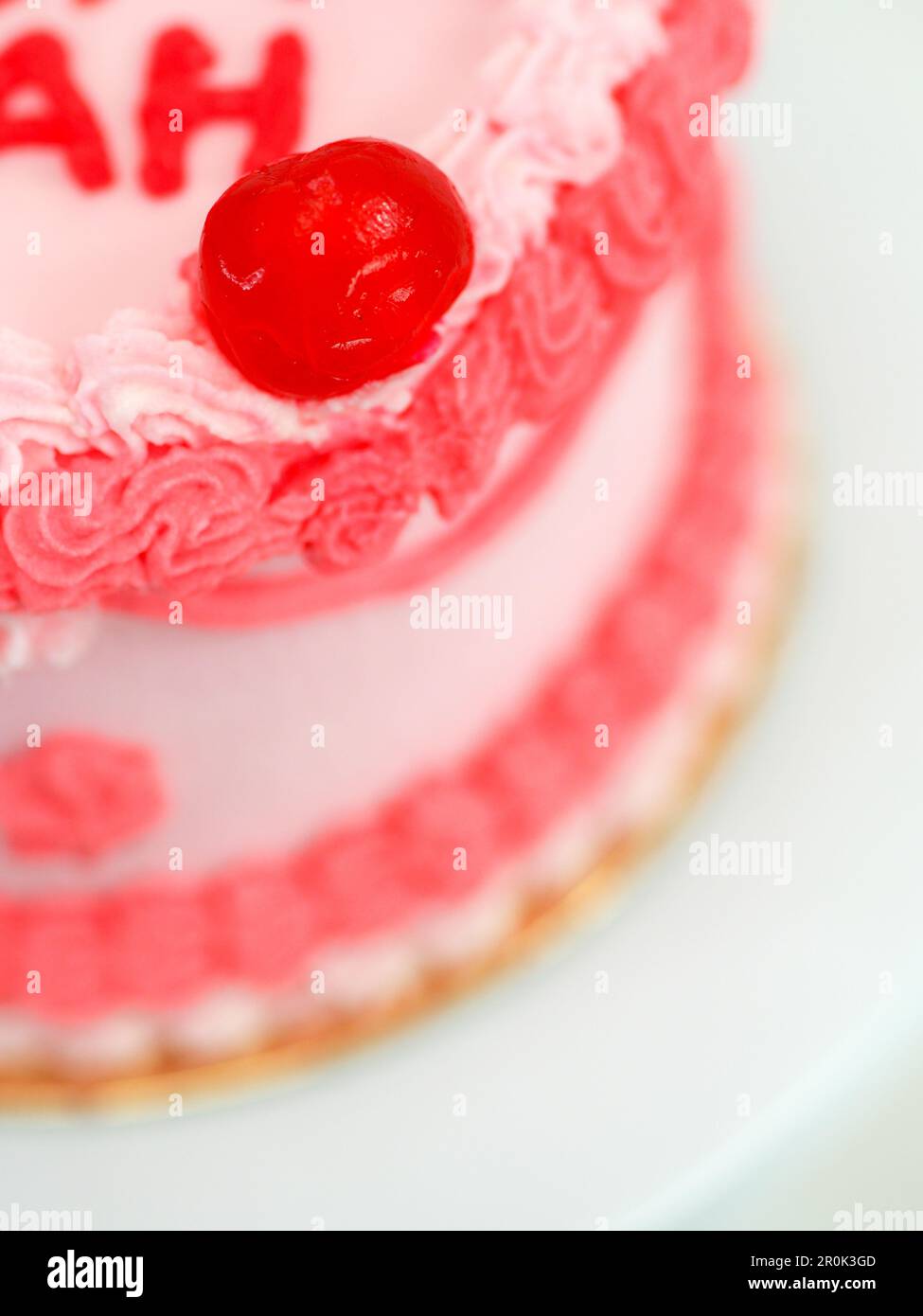 gâteau rouge rose givré pour la fête des mères avec un texte amusant garniture meilleure maman evah sur fond blanc studio Banque D'Images