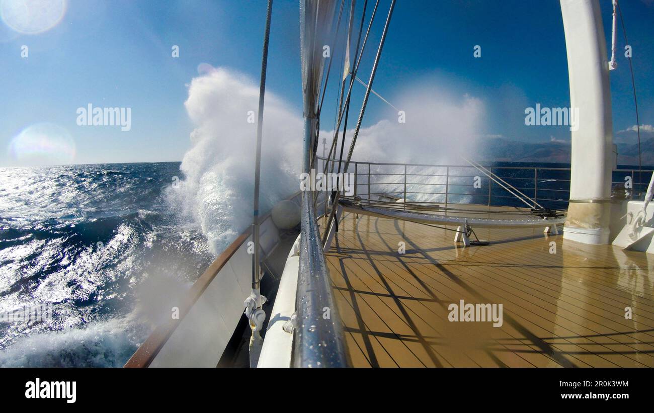 Les vagues se sont écrasées par un bateau de croisière à moteur M/S Panorama (Variety Cruises) pendant les mers agitées, la mer Adriatique, près de l'Albanie Banque D'Images