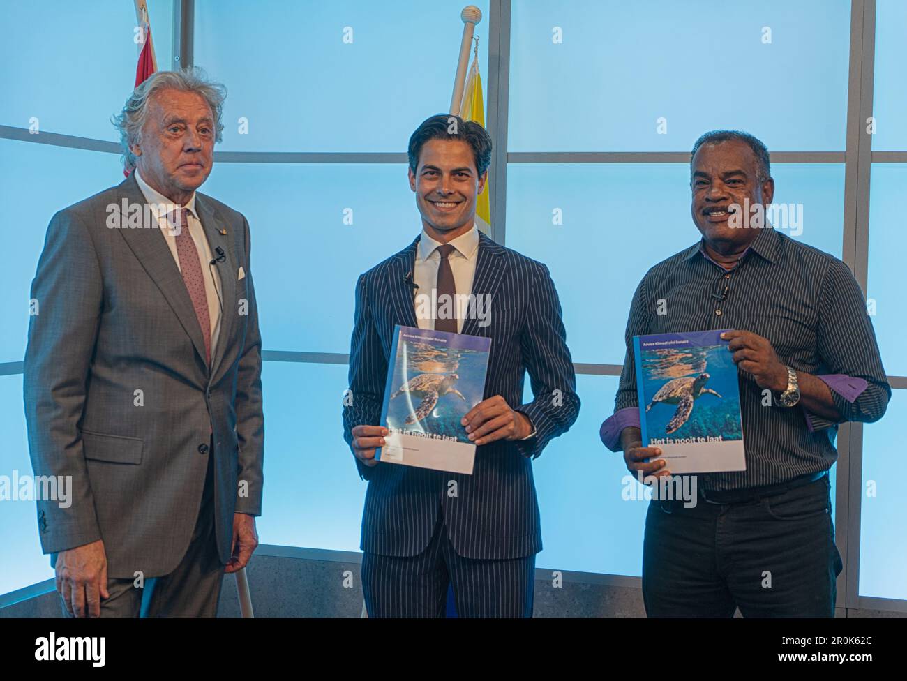 KRALENDIJK - (VLNR) Quartermaster on Bonaire Ed Nijpels, ministre du climat et de l'énergie Rob Jetten et lieutenant-gouverneur par intérim Reynolds Oleana lors de la présentation du rapport jamais trop tard. Le ministre dit qu'il veut travailler dur pour des mesures qui protègent mieux l'île contre le changement climatique. ANP STEPHAN KOGELMAN pays-bas sortie - belgique sortie Banque D'Images