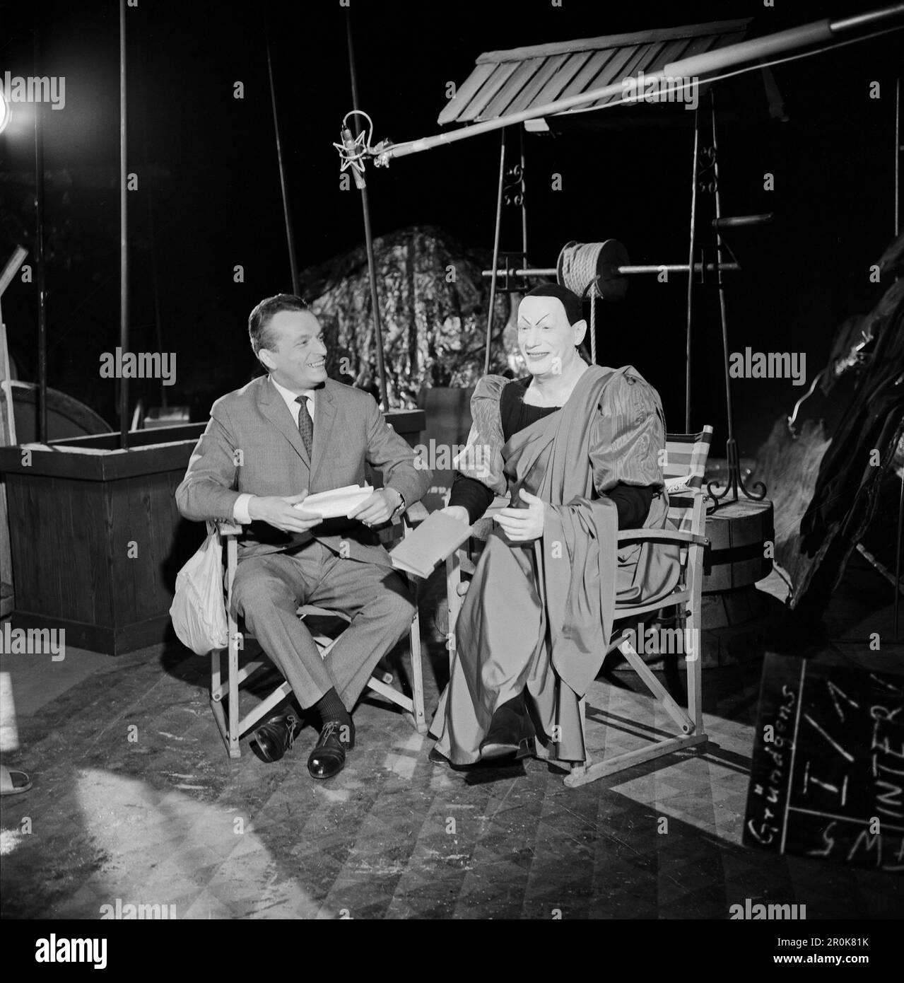 Faust, Spielfilm nach dem Stück von Johann Wolfgang von Goethe, Deutschland 1960, Regie: Peter Gorski, Darsteller Gustaf Gründgens (rechts) gibt während einer Drehpause ein Interview. Banque D'Images
