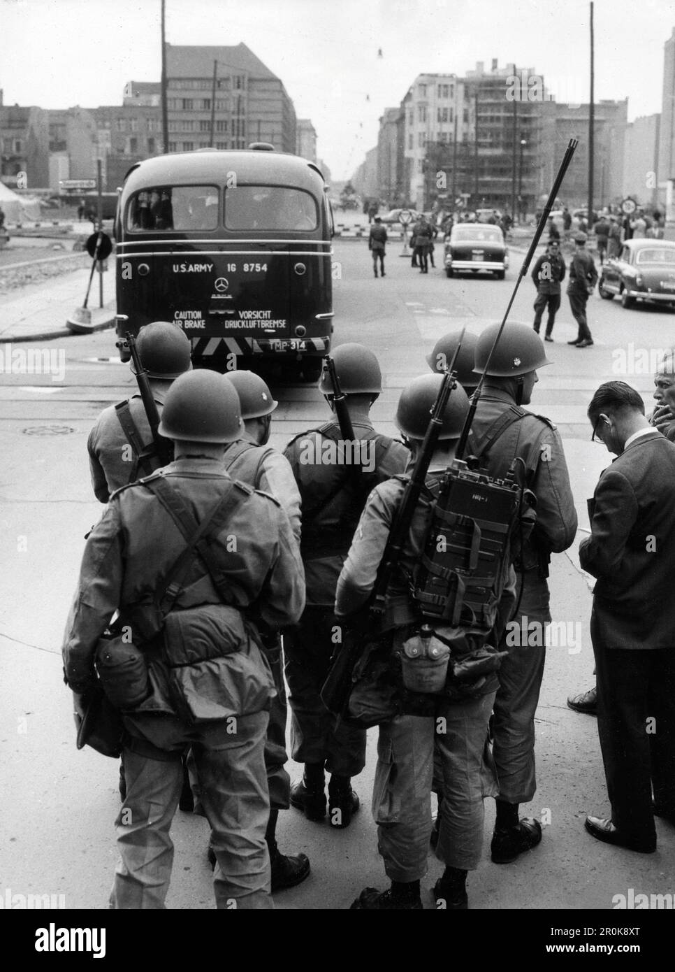 Original-Bildunterschrift: Gestern Zwischenfall an der Sektorengrenze Friedrichstrasse - Vopos wolten drei amerikanische Busse nicht nach Ost-Berlin lassen. Drei amerikanische Busse trafen gestern gegen 14 Uhr 30 am Sektorenübergang Friedrichstrasse ein. Da es die Amerikaner ablehnten, sich von den Vopos kontrollieren zu lassen, wurde die Durchfahrt vorerst verweigert. Ein amerikanischer Oberst proteserte daraufhin BEI den Sowjets, worauf die Busse unkontrolliert nach spannenden zwei Stunden endlich durchgelassen wurden, Berlin, Deutschland 1961. Banque D'Images