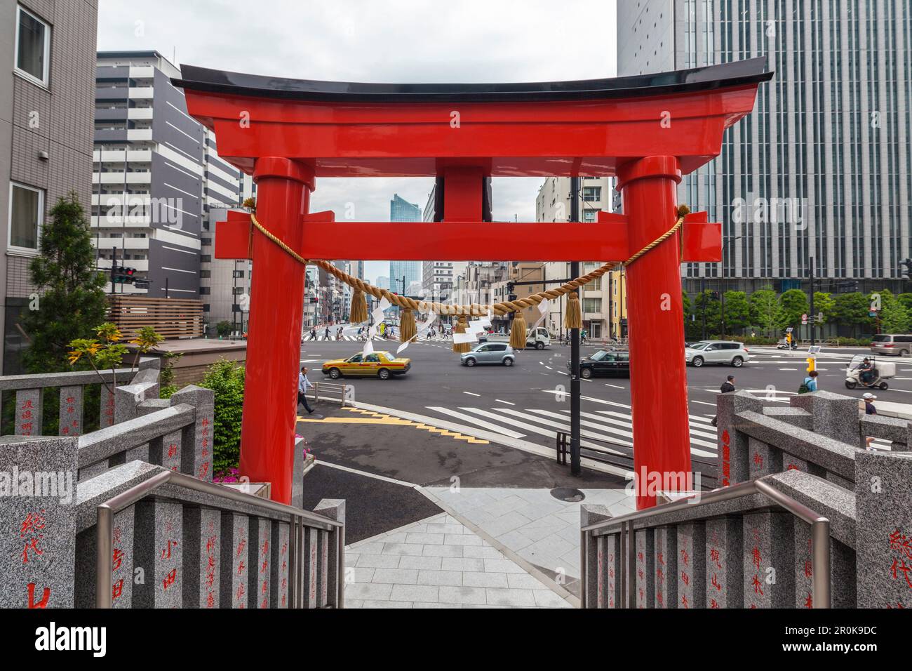 Torii de petit sanctuaire à la grande traversée près de Shimbashi en direction de Toranomon Hills, Minato-ku, Tokyo, Japon Banque D'Images