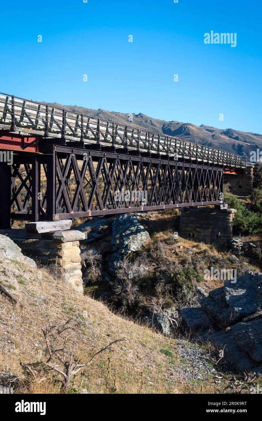 Pont de treillis d'acier sur Central Otago Rail Trail, près de Hyde, Otago, South Island, Nouvelle-Zélande Banque D'Images