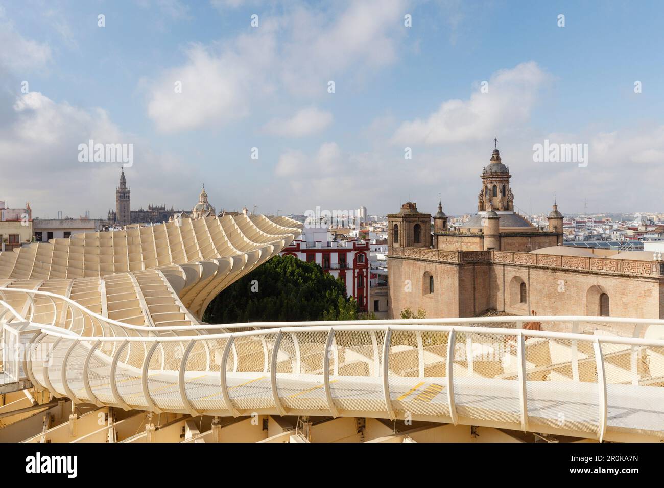 Metropol parasol, plate-forme d'observation, Plaza de la Encarnacion, architecture moderne, architecte Juergen Mayer Hermann, vue sur la vieille ville avec la cathe Banque D'Images