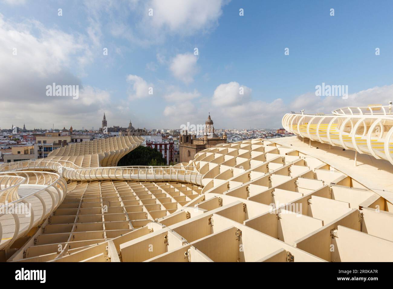 Metropol parasol, plate-forme d'observation, Plaza de la Encarnacion, architecture moderne, architecte Juergen Mayer Hermann, vue sur la vieille ville avec la cathe Banque D'Images