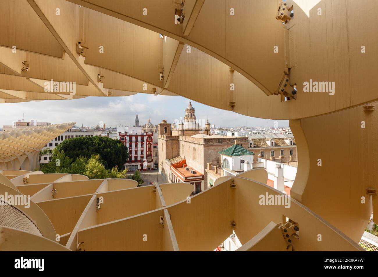 Metropol parasol, plate-forme d'observation, Plaza de la Encarnacion, architecture moderne, architecte Juergen Mayer Hermann, vue sur la vieille ville avec la cathe Banque D'Images
