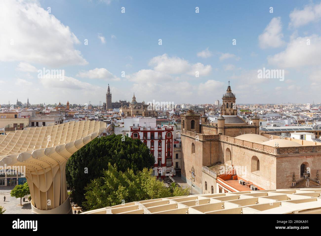Metropol parasol, plate-forme d'observation, Plaza de la Encarnacion, architecture moderne, architecte Juergen Mayer Hermann, vue sur la vieille ville avec la cathe Banque D'Images
