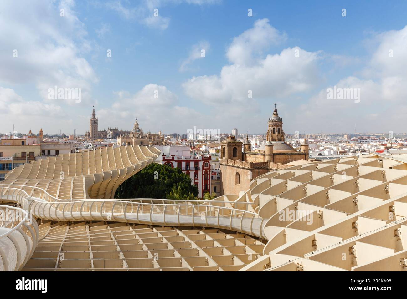 Metropol parasol, plate-forme d'observation, Plaza de la Encarnacion, architecture moderne, architecte Juergen Mayer Hermann, vue sur la vieille ville avec la cathe Banque D'Images