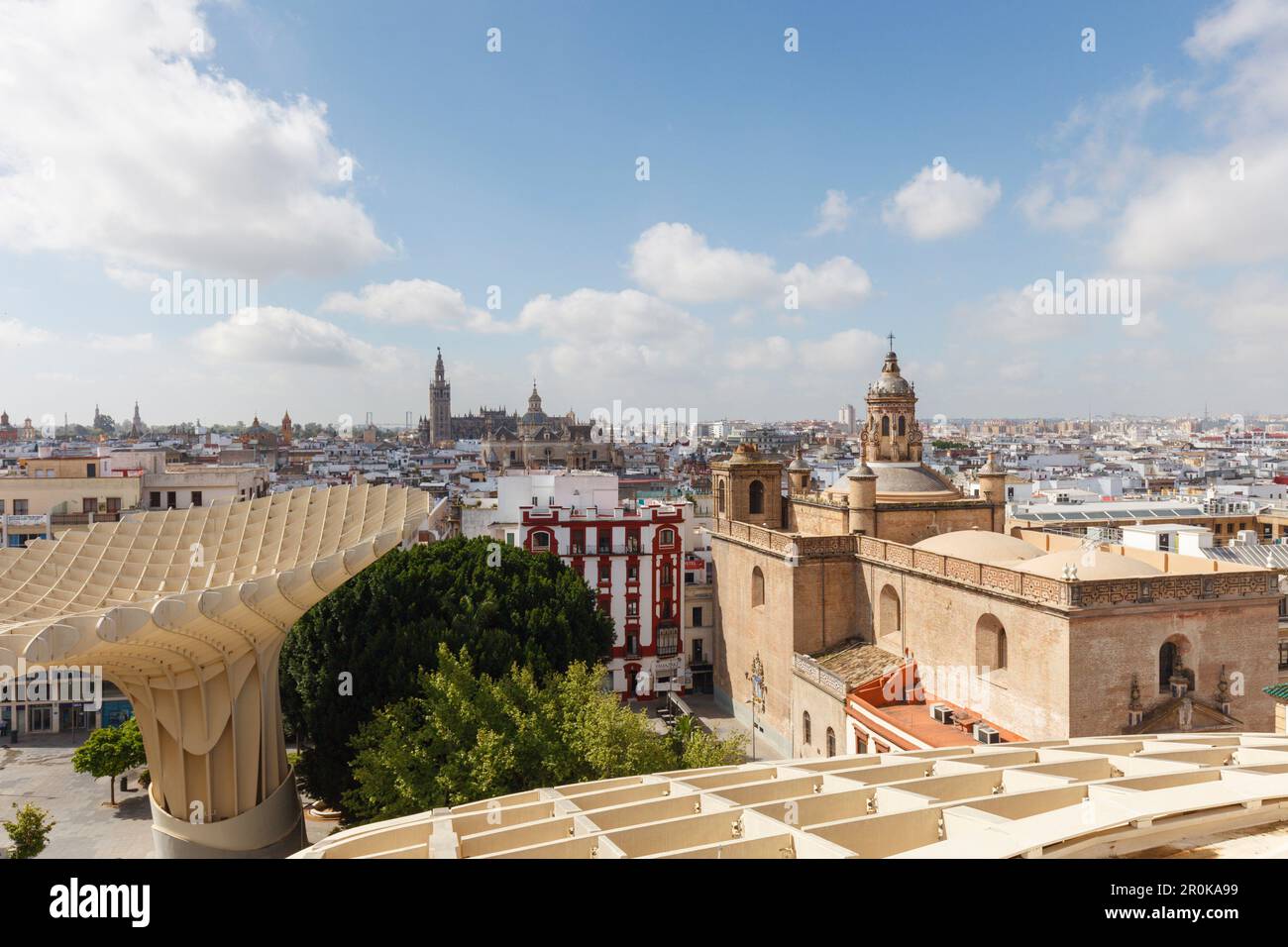 Metropol parasol, plate-forme d'observation, Plaza de la Encarnacion, architecture moderne, architecte Juergen Mayer Hermann, vue sur la vieille ville avec la cathe Banque D'Images