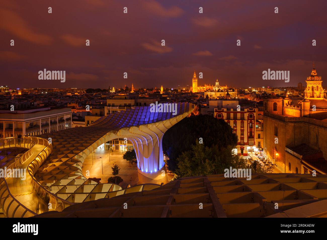 Metropol parasol, plate-forme d'observation, Plaza de la Encarnacion, art moderne, architecte Juergen Mayer Hermann, vue sur la vieille ville avec cathédrale, Banque D'Images