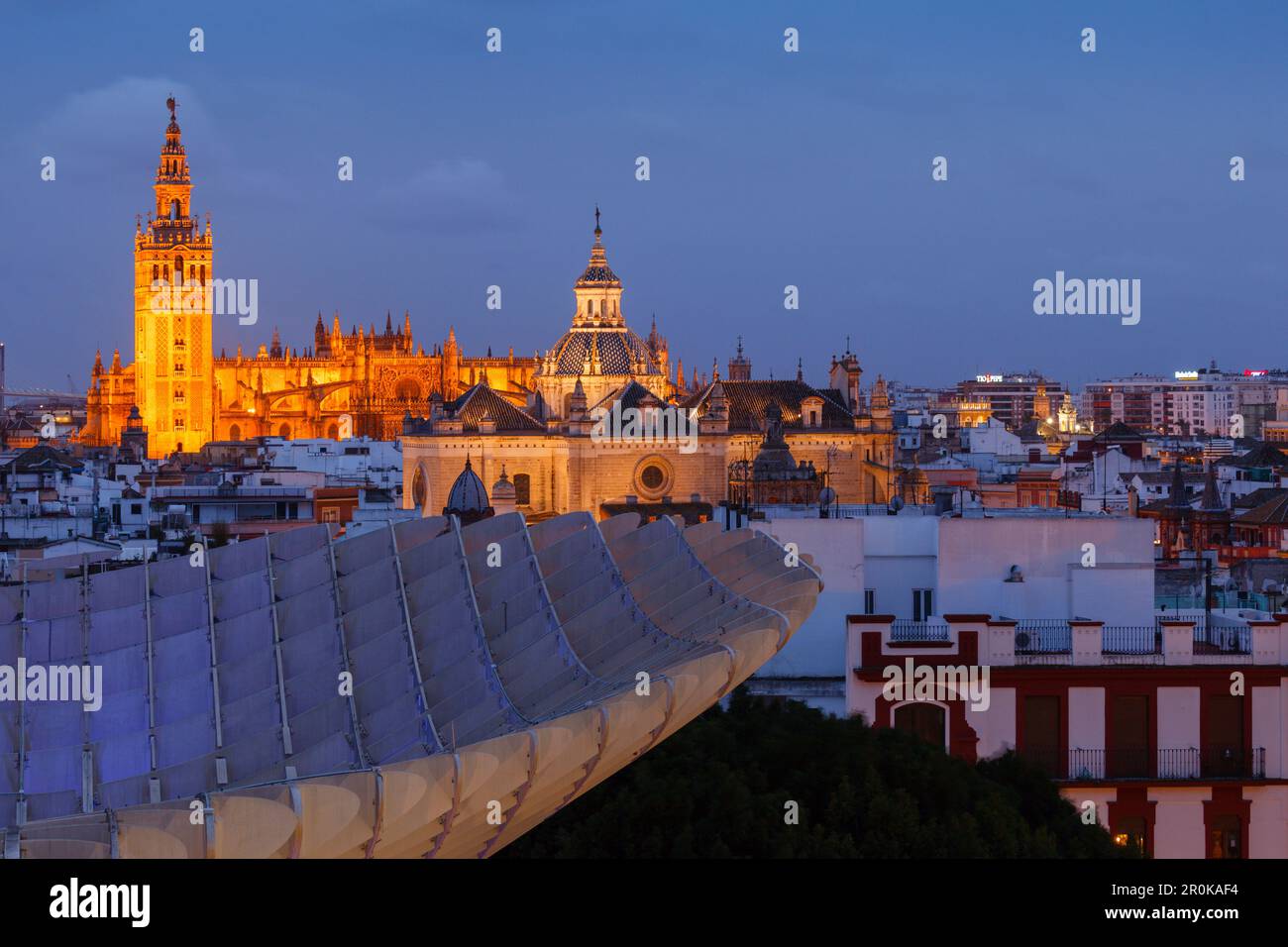 Metropol parasol, plate-forme d'observation, Plaza de la Encarnacion, art moderne, architecte Juergen Mayer Hermann, vue sur la vieille ville avec cathédrale, Banque D'Images