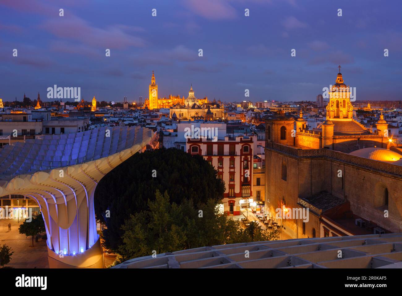 Metropol parasol, plate-forme d'observation, Plaza de la Encarnacion, art moderne, architecte Juergen Mayer Hermann, vue sur la vieille ville avec cathédrale, Banque D'Images
