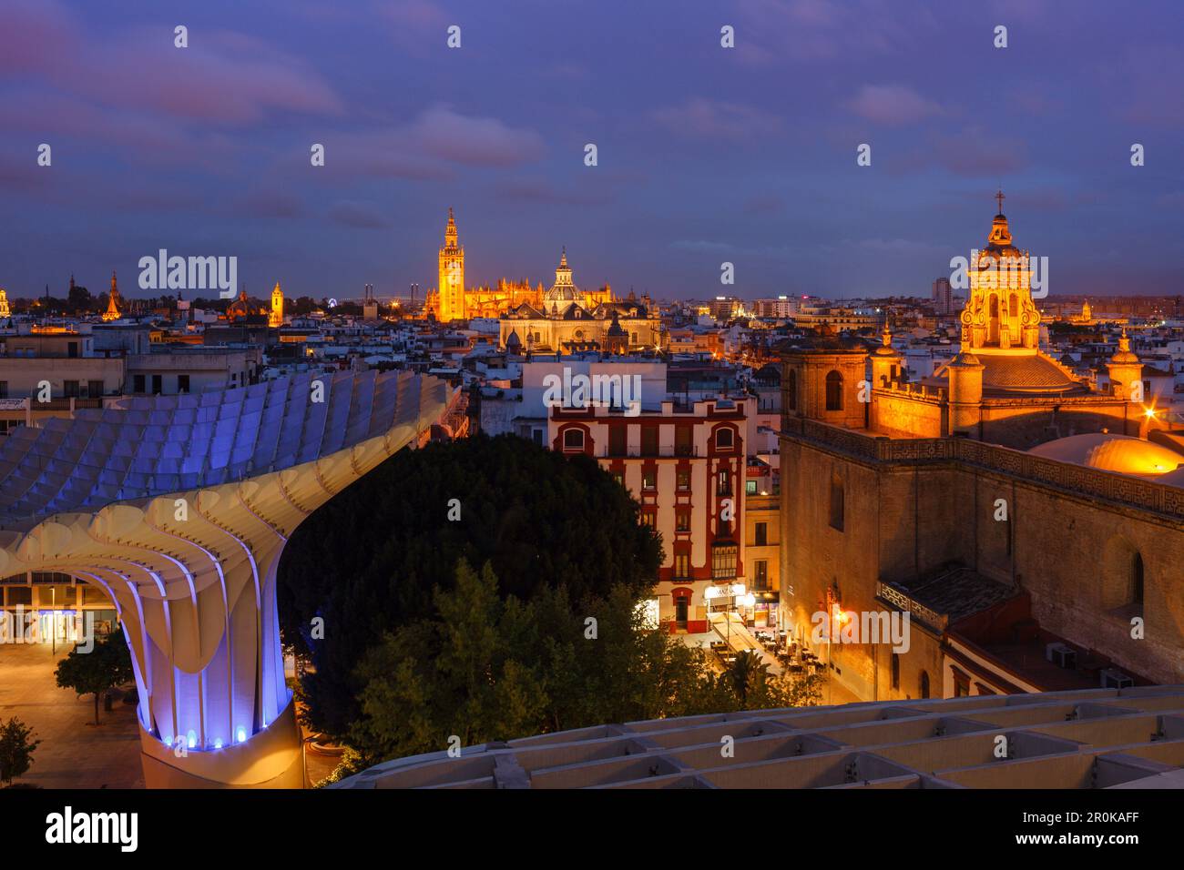 Metropol parasol, plate-forme d'observation, Plaza de la Encarnacion, art moderne, architecte Juergen Mayer Hermann, vue sur la vieille ville avec cathédrale, Banque D'Images