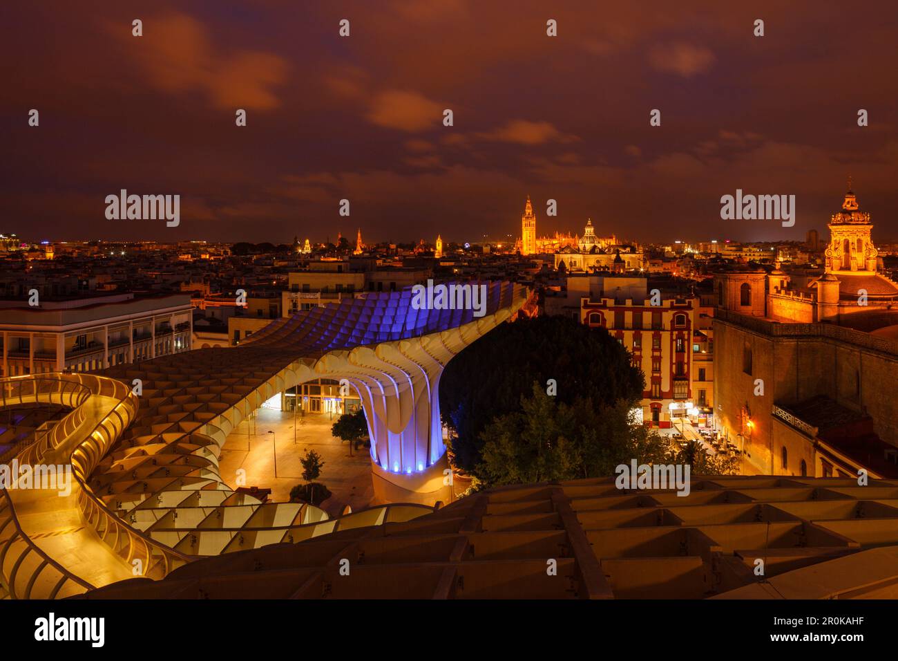 Metropol parasol, plate-forme d'observation, Plaza de la Encarnacion, art moderne, architecte Juergen Mayer Hermann, vue sur la vieille ville avec cathédrale, Banque D'Images