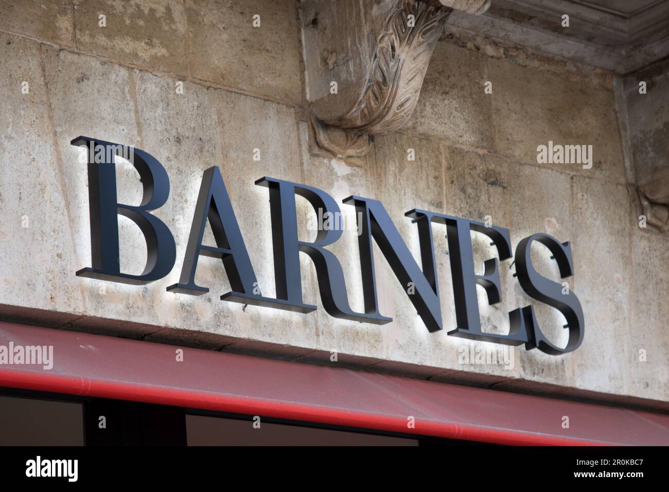 lyon , aura France - 05 01 2023 : TEXTE du logo BARNES et panneau de marque façade mur entrée de l'agence immobilière International Realty Banque D'Images