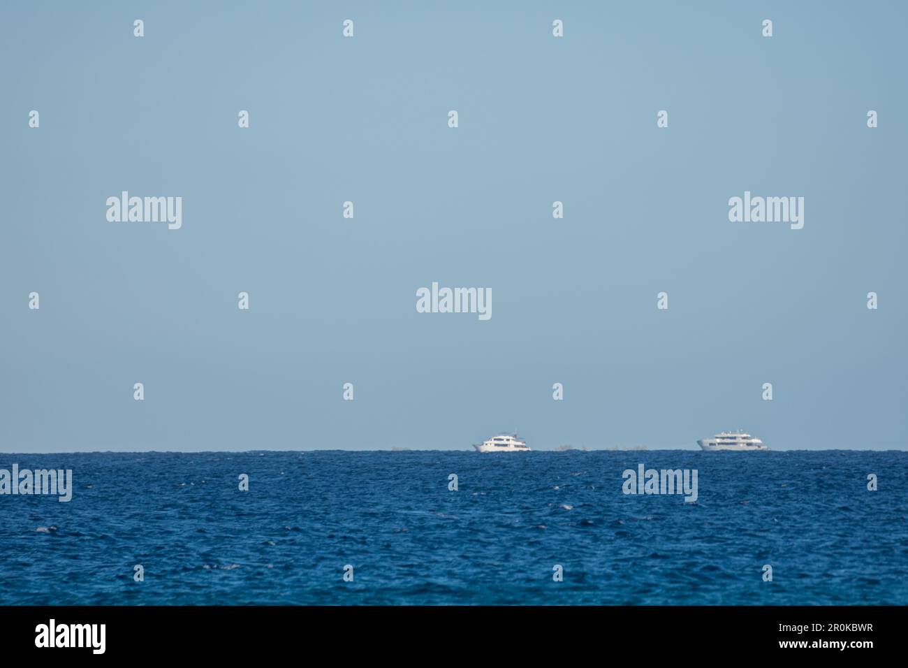 deux bateaux blancs dans l'eau bleue avec le ciel bleu en egypte en vacances Banque D'Images