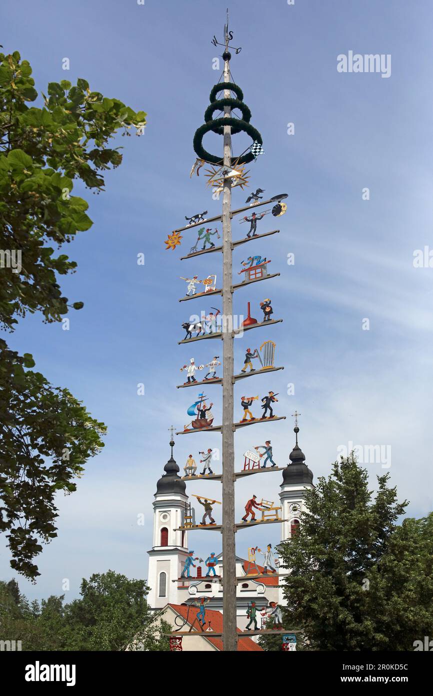 May pole et le monastère d'Irsee, près de Kaufbeuren, Allgaeu oriental, Allgaeu, Swabia, Bavière, Allemagne Banque D'Images