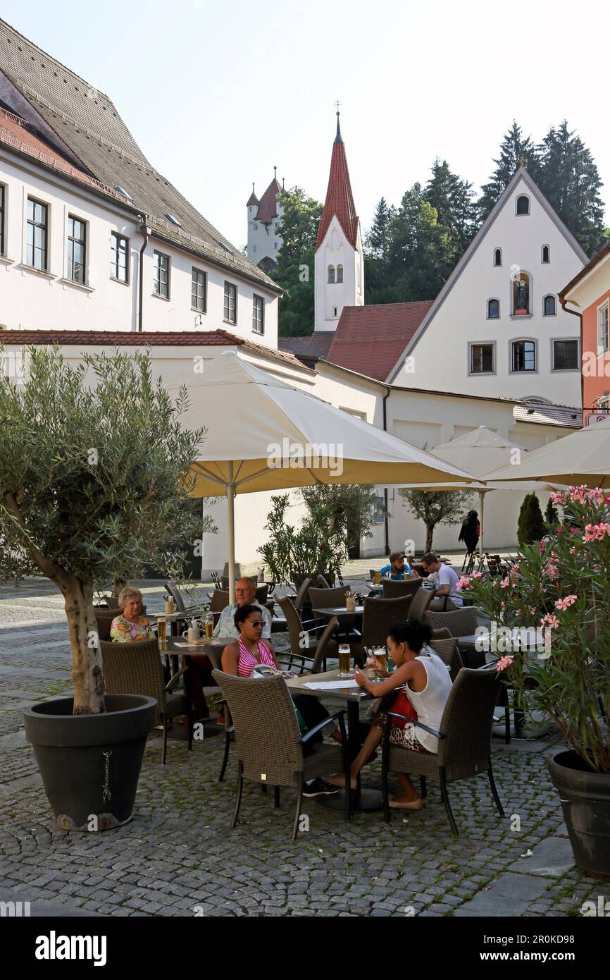 Obstmarkt et la terrasse du Restaurant Rose, vue sur le monastère des femmes franciscaines, Allgaeu oriental, Swabia, Bavière, Allemagne Banque D'Images