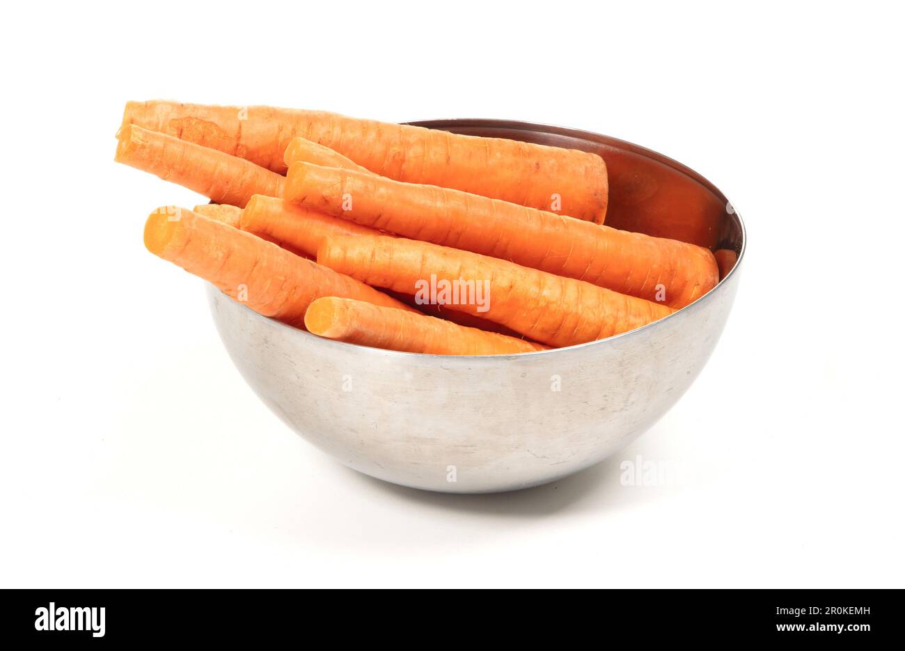 Pile de bâtonnets de carottes frais dans un bol isolé sur blanc Banque D'Images