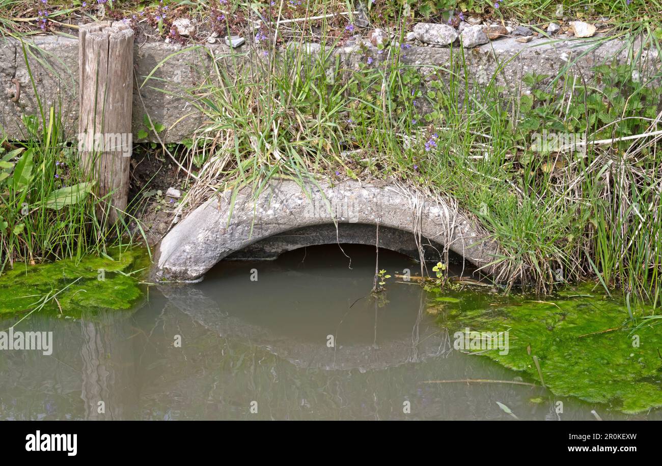 L'eau coule à travers le ponceau de béton dans le fossé, aux pays-Bas Banque D'Images