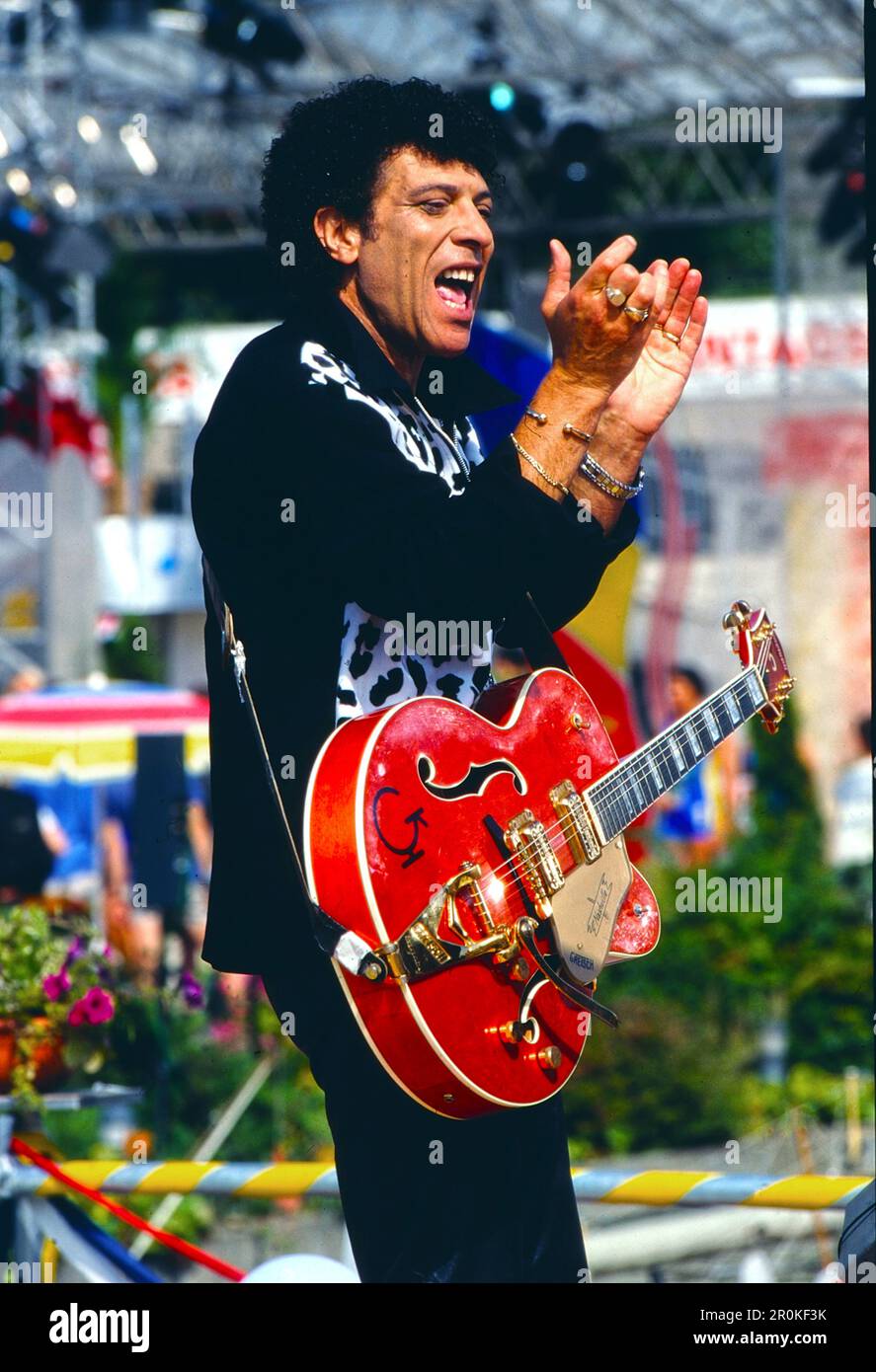 Mungo Jerry, britische Rock und Blues Band mit Frontmann, Sänger und Gitarrist Ray Dorset, hier BEI einem ARD Fernsehauftritt, Deutschland, 1997. Mungo Jerry, British Rock and Blues avec le chanteur-compositeur et guitariste Ray Dorset, ici à une émission de télévision en Allemagne, 1997. Banque D'Images