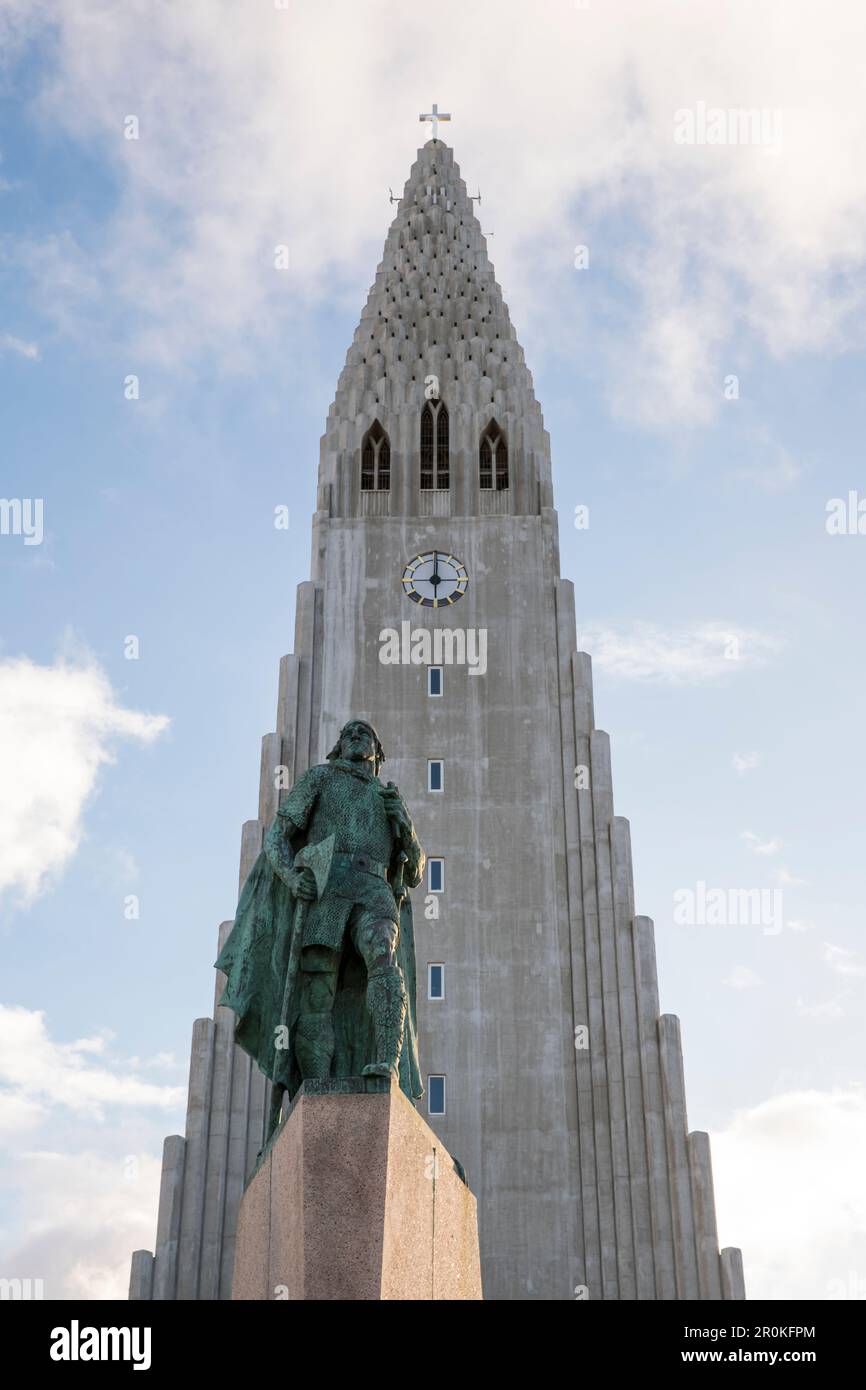 La plus grande église d'Islande, la Hallgrimskirkja, avec la statue du légendaire explorateur Leifur Eiríksson de l'artiste américain Alexander S. Banque D'Images